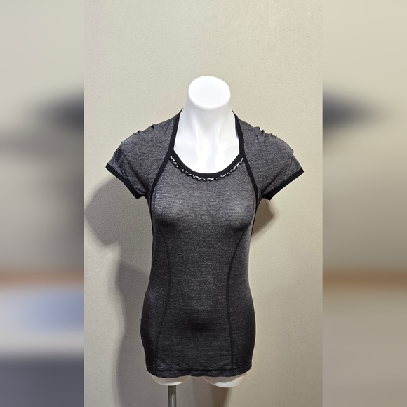 Lululemon Tee Women's Size 4 - Picture 1 of 5